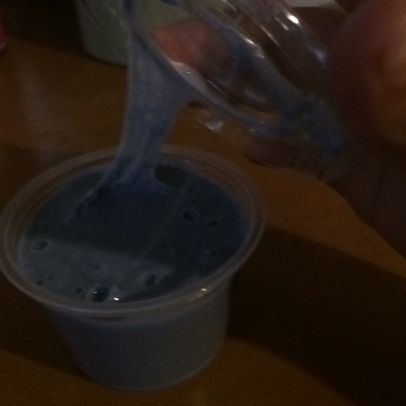 Blue glitter slime - Picture 3 of 3